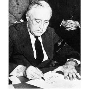  President Franklin D Roosevelt (Signing Declaration of War 