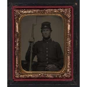   soldier in Union uniform with bayoneted musket: Home & Kitchen