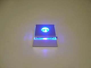 Der Sockel leuchtet mit 3 superhellen LED Leuchtdioden in den Farben 
