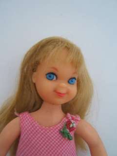 1966 de Barbie TUTTI vintage en Sunsuit y equipo de los ramilletes de 