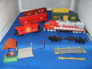 HO Model Train Set 5 Cars, Engine & 29 Track Railroad  