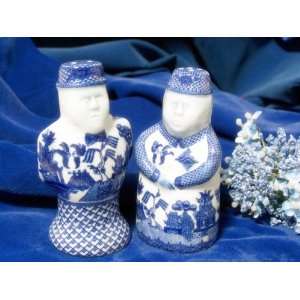  BLUE WILLOW PORCELAIN MAN AND LADY TRADITIONAL SALT AND 